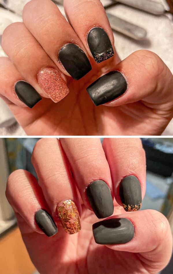 Čierne matné nechty s trblietavými akcentmi a zlatými ozdobami na prstenníkoch.