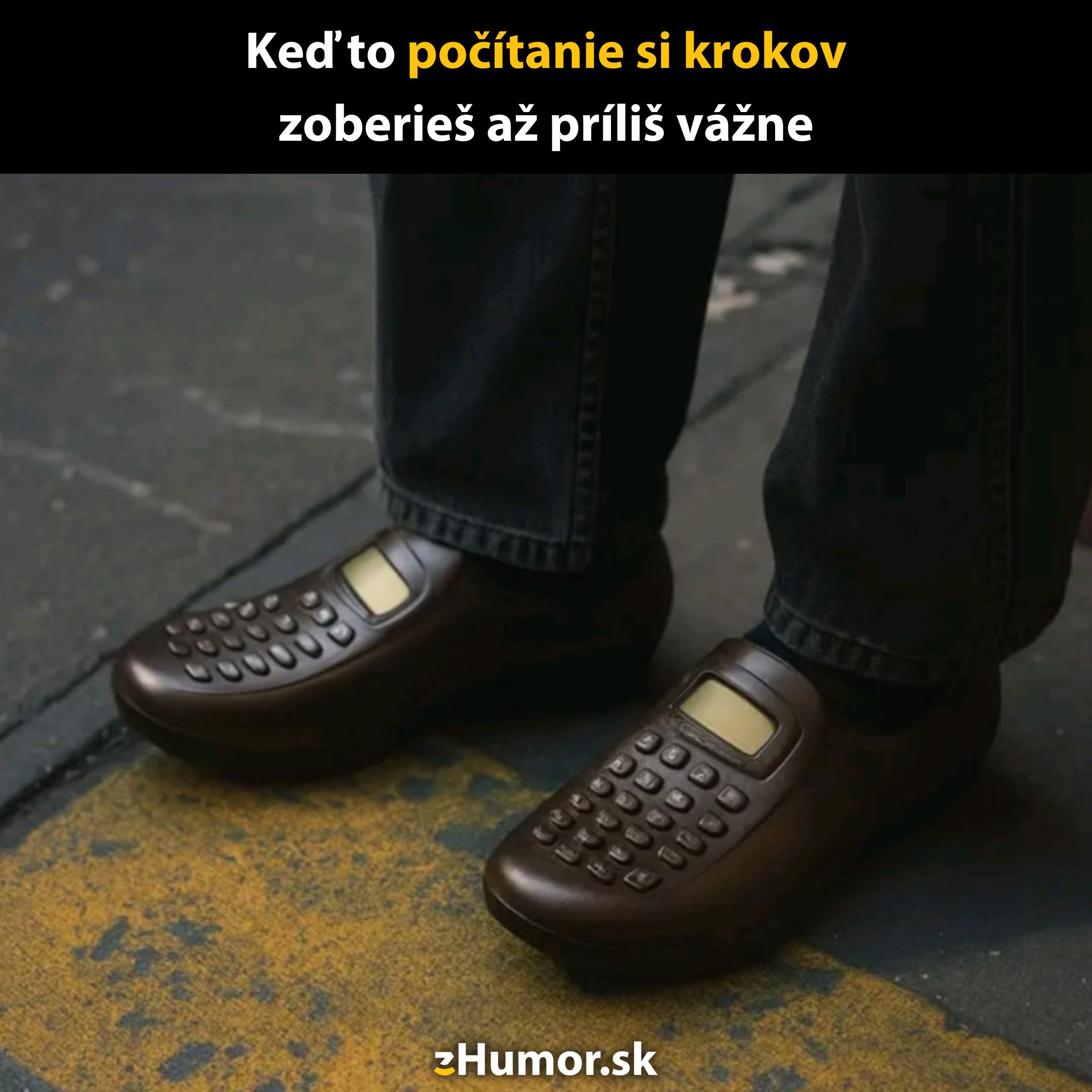 Topánky v tvare kalkulačky ako humorný spôsob počítania krokov, veľkosť 42, k nohaviciam na ulici.