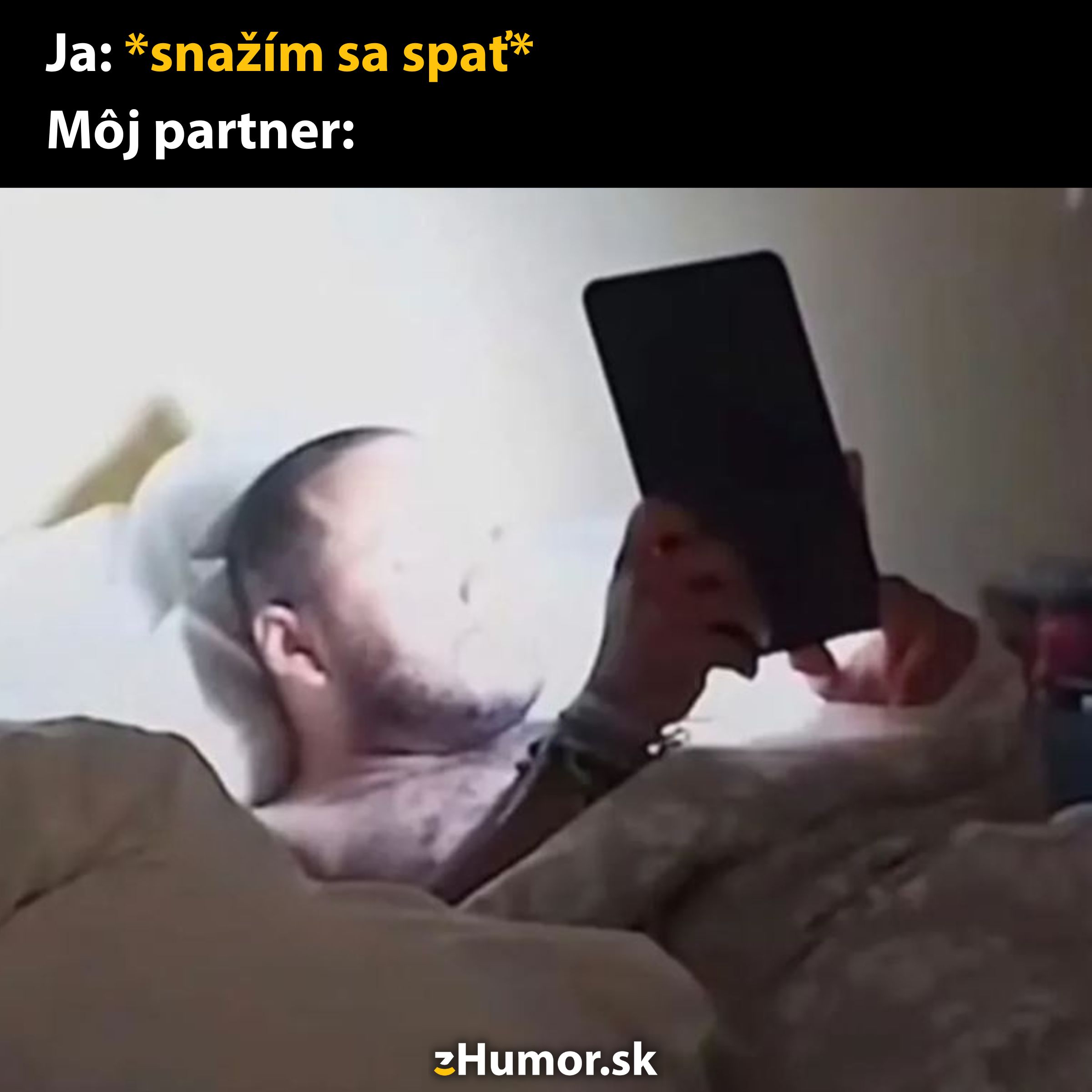 Svetlo z tabletu v posteli vtipne ruší partnera, ktorý sa snaží zaspať.