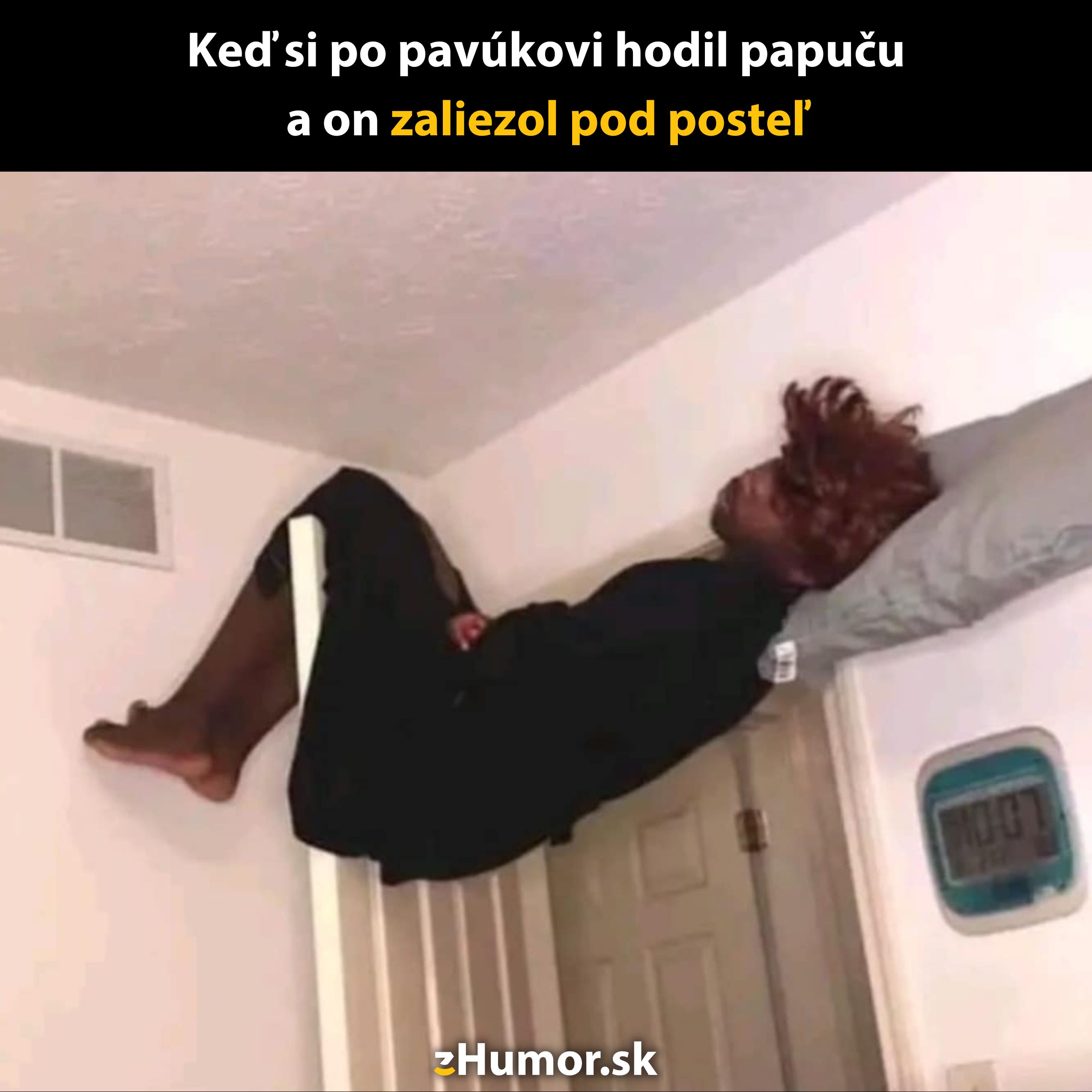 Osoba leží na dverách, vo vzduchu, v snahe uniknúť pred pavúkom pod posteľou.