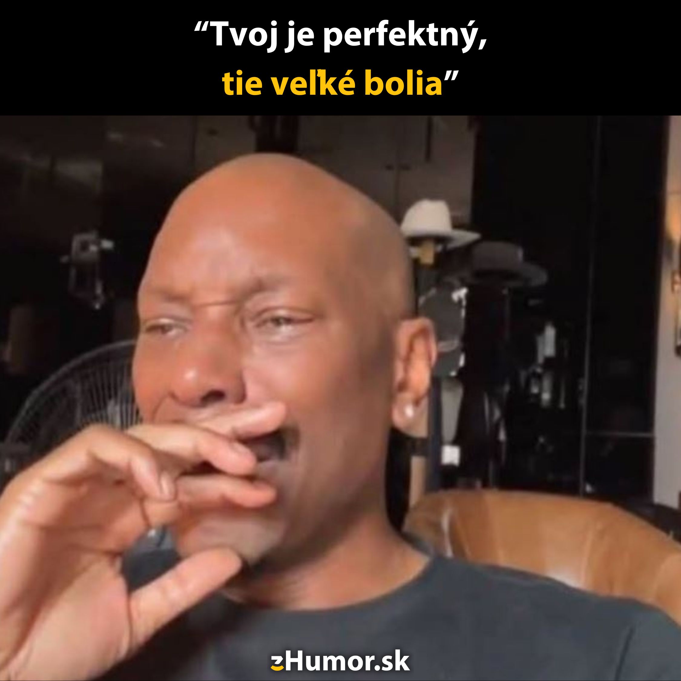 Muž na pohovke vtipne reaguje na kompliment o svojej veľkosti s textom o kontraste.