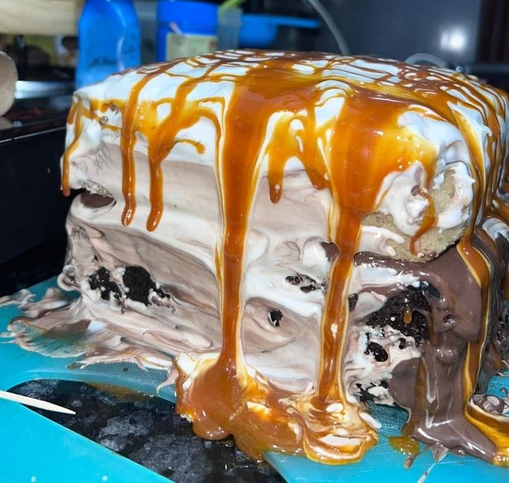 Roztekajúca sa čokoládová torta s karamelovou polevou a bohatou plnkou, ideálna pre milovníkov sladkých zákuskov.