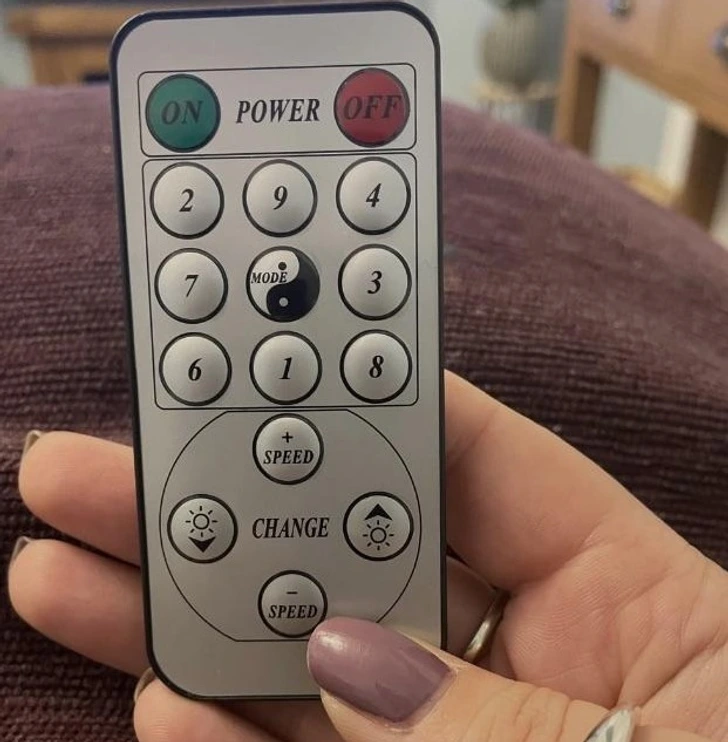 Diaľkový ovládač na nastavenie režimov a rýchlosti. Tlačidlá: ON, OFF, čísla, +SPEED, -SPEED, CHANGE.