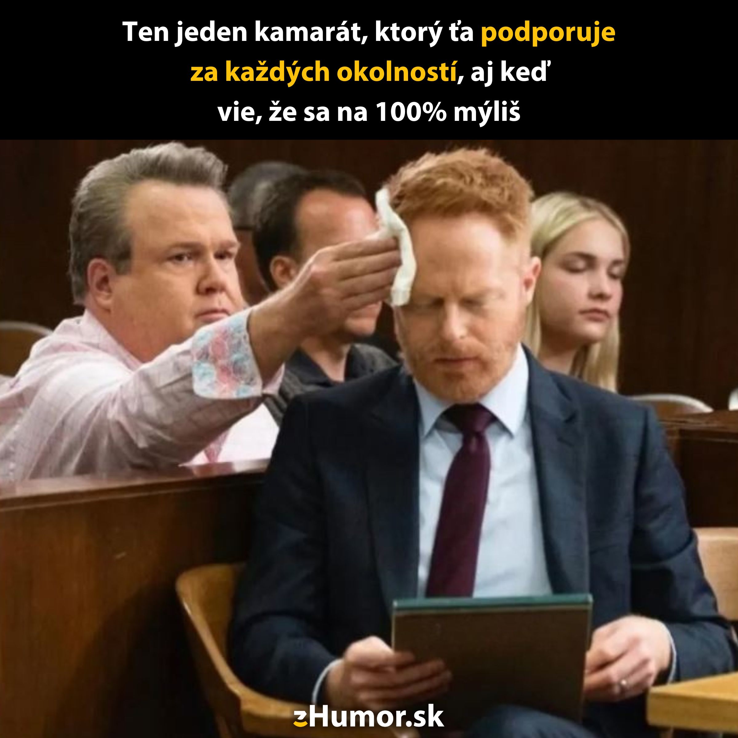 Dvaja muži v súdnej sieni, jeden utiera druhému čelo, text o podporujúcom kamarátovi.