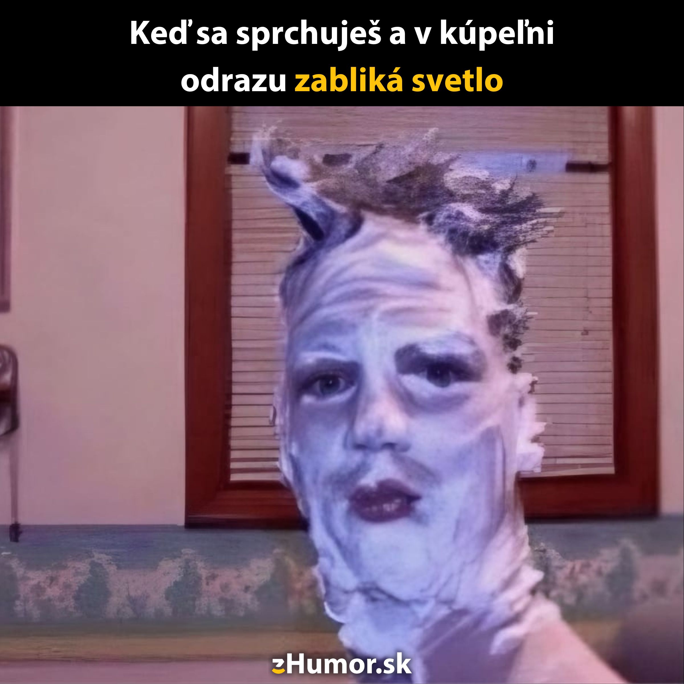 Muž pokrytý penou sa sprchuje a svetlo v kúpeľni náhle bliká, vytvárajúc zábavnú situáciu.