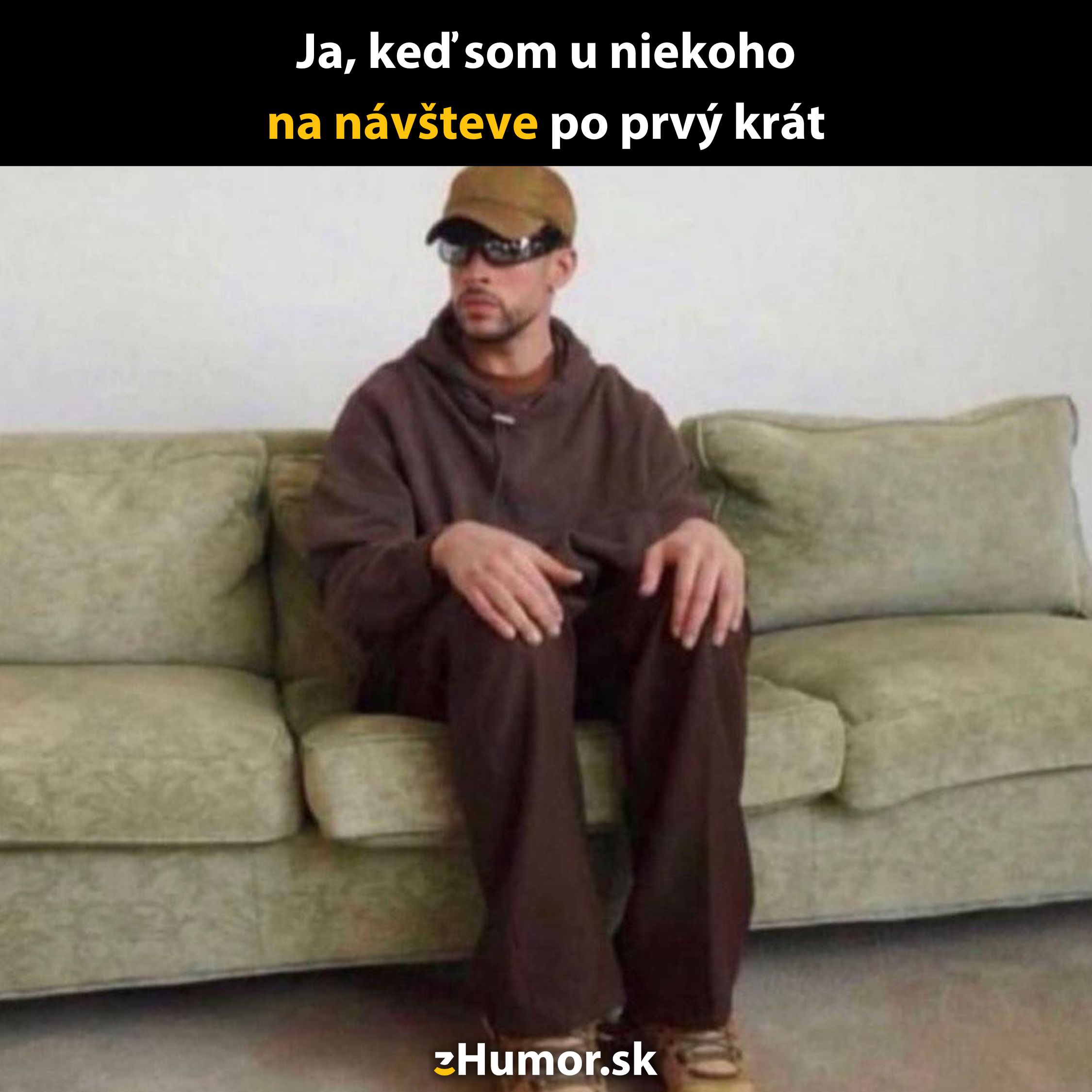 Osoba v tmavom oblečení sedí rozpačito na pohovke počas prvej návštevy v neznámom prostredí.