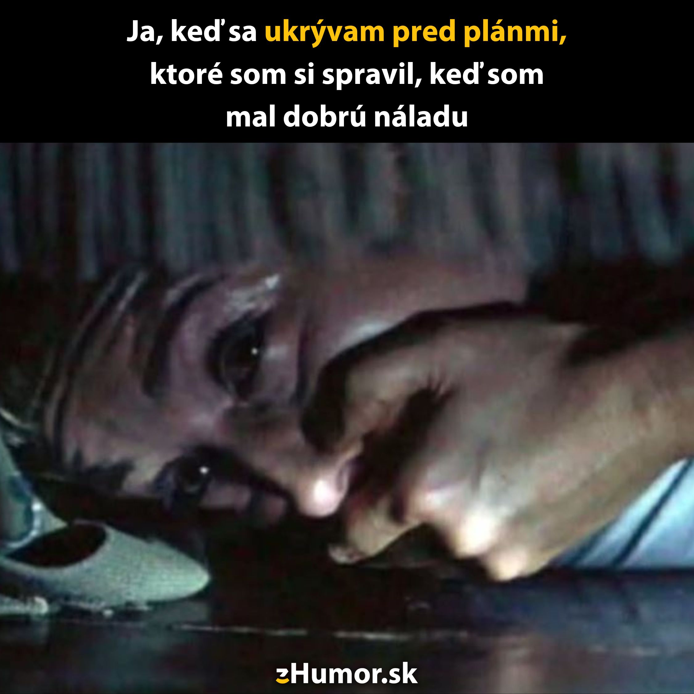 Obrázok človeka ukrývajúceho sa a drží si ústa, text hovorí o skrývaní sa pred plánmi z dobrej nálady.