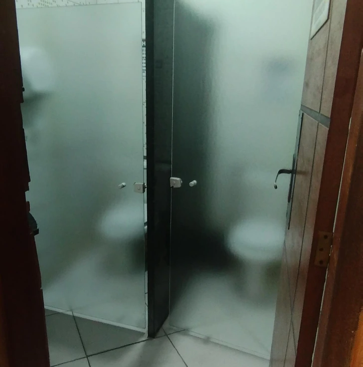 Toalety so zázvornými dvierkami z matného skla.