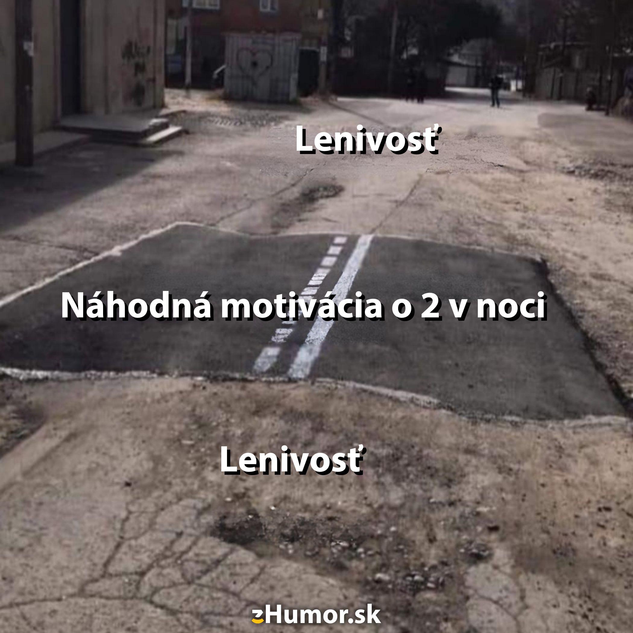 Cesta s nápismi Lenivosť a Náhodná motivácia o 2 v noci na čerstvo opravenej časti vozovky.