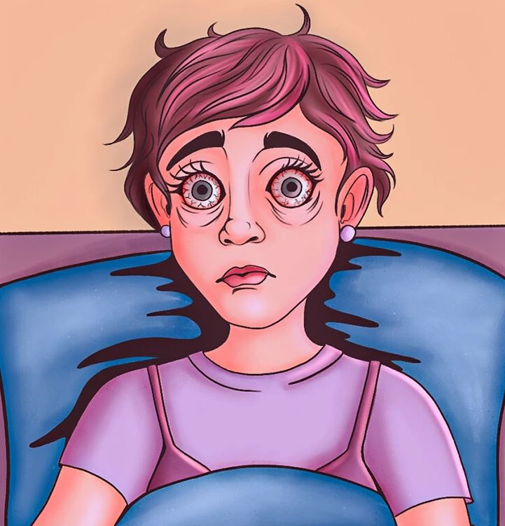 Osoba s rozstrapatenými vlasmi v posteli, so široko otvorenými očami a vystrašeným výrazom tváre.