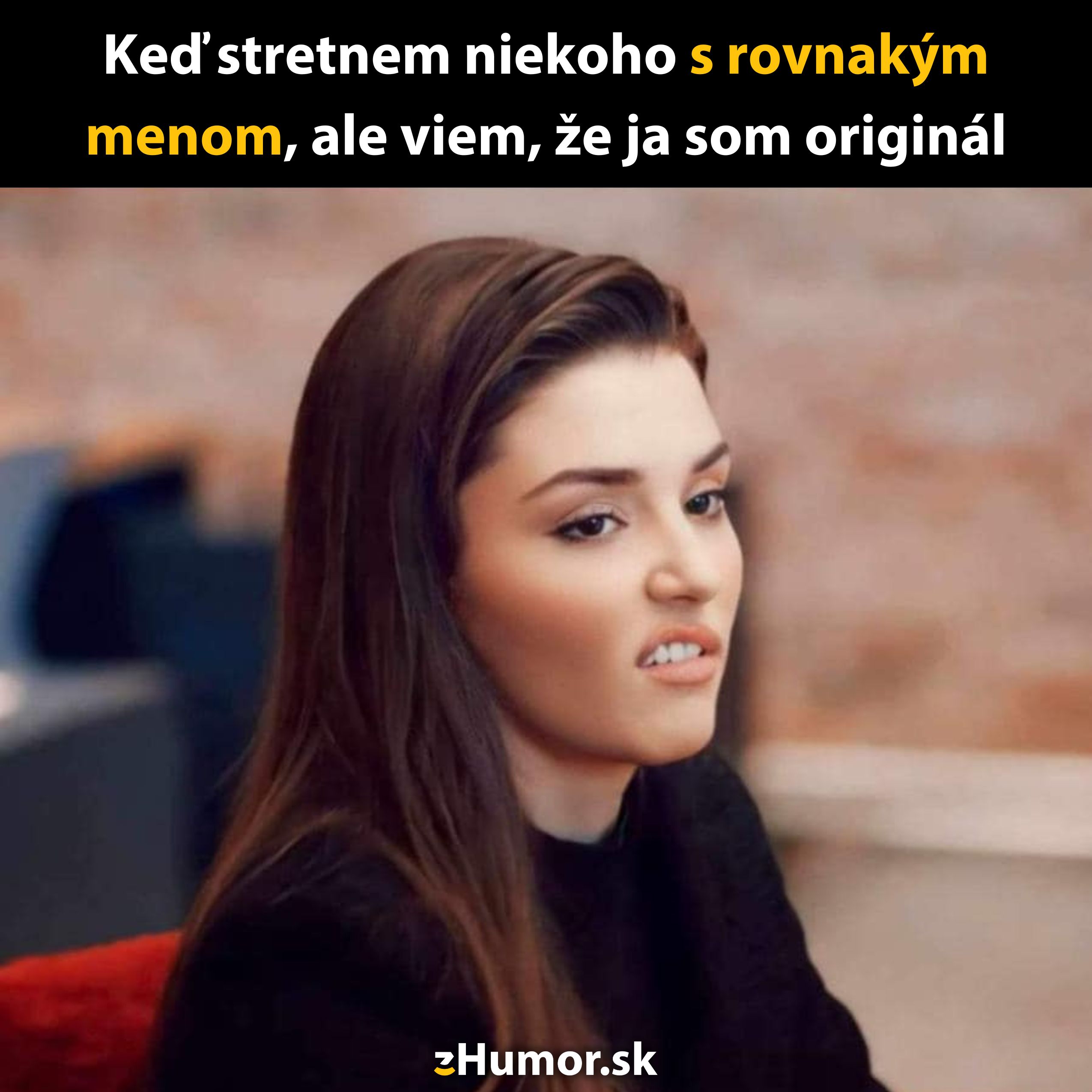 Žena s vtipným výrazom tváre, keď stretne niekoho s rovnakým menom, ale cíti sa ako originál.