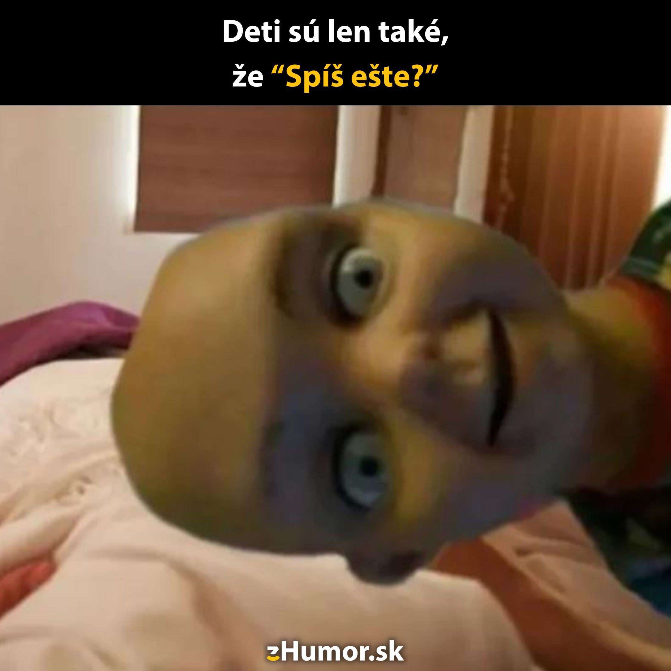Dieťa sa zvedavo pozerá do kamery s otázkou: Spíš ešte? vtipne znázornenou na obrázku.