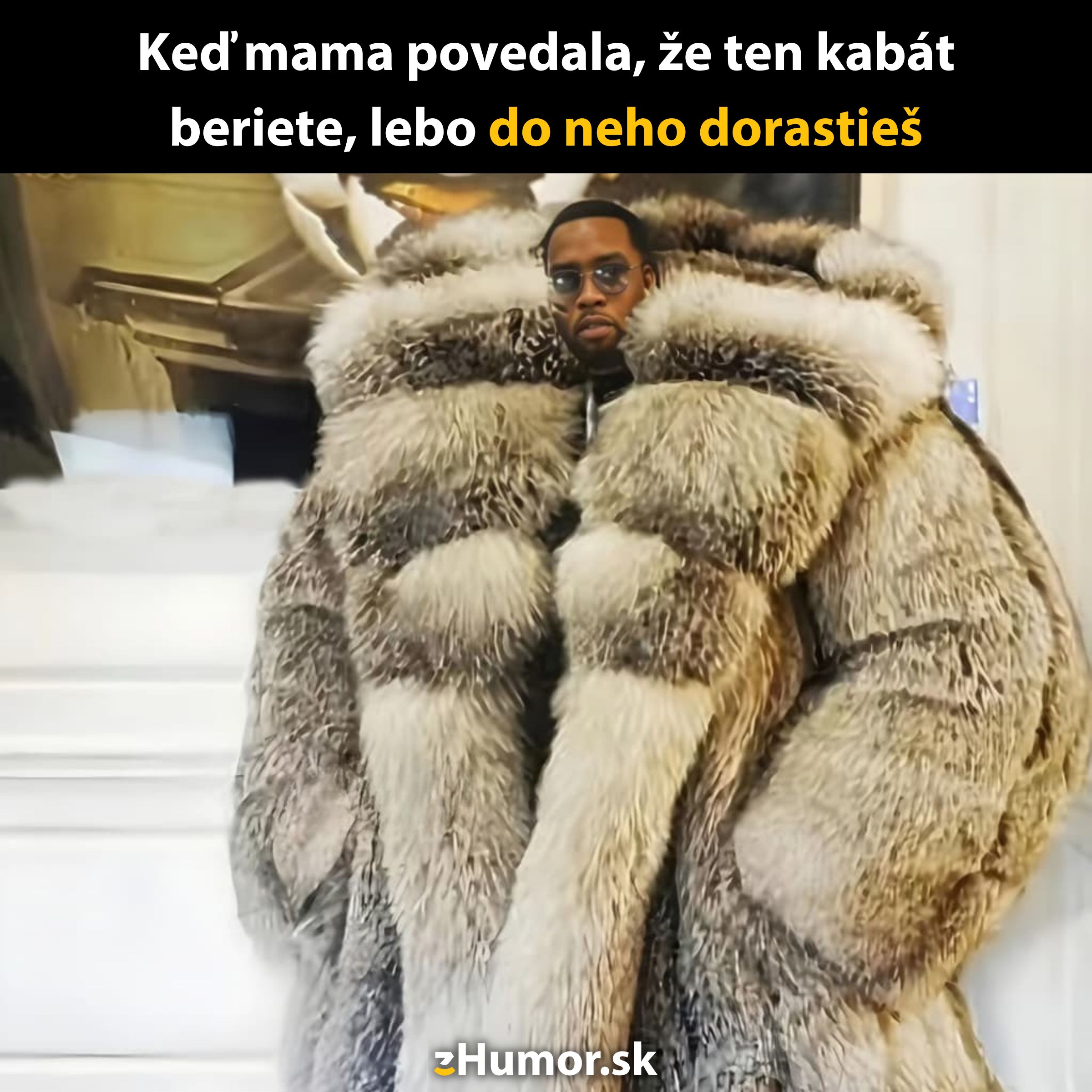 Muž vo veľkom kožuchu, ilustrujúci slovnú hračku o dorastaní do oblečenia, pre humoristickú stránku.