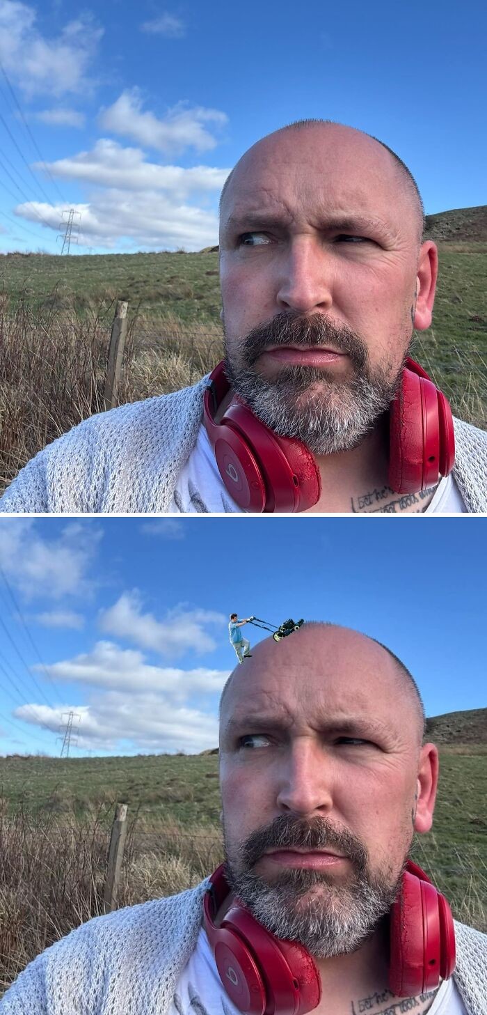 Muž s červenými slúchadlami vonku pod modrou oblohou, s ilúziou kosiaceho muža na hlave.