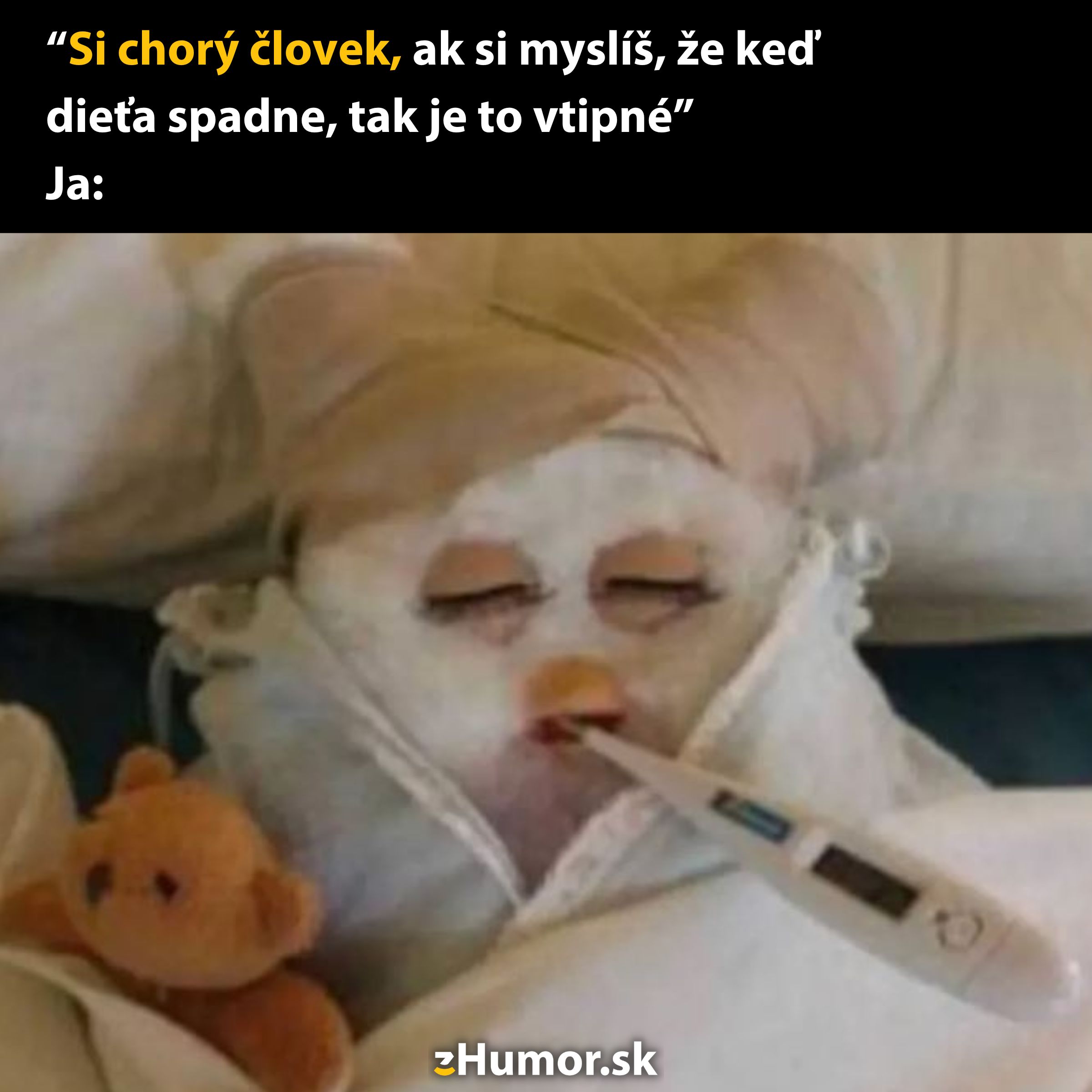 Zabalená postava v prikrývke s teplomerom v ústach a plyšovou hračkou pri sebe, vyzerá ubolene.