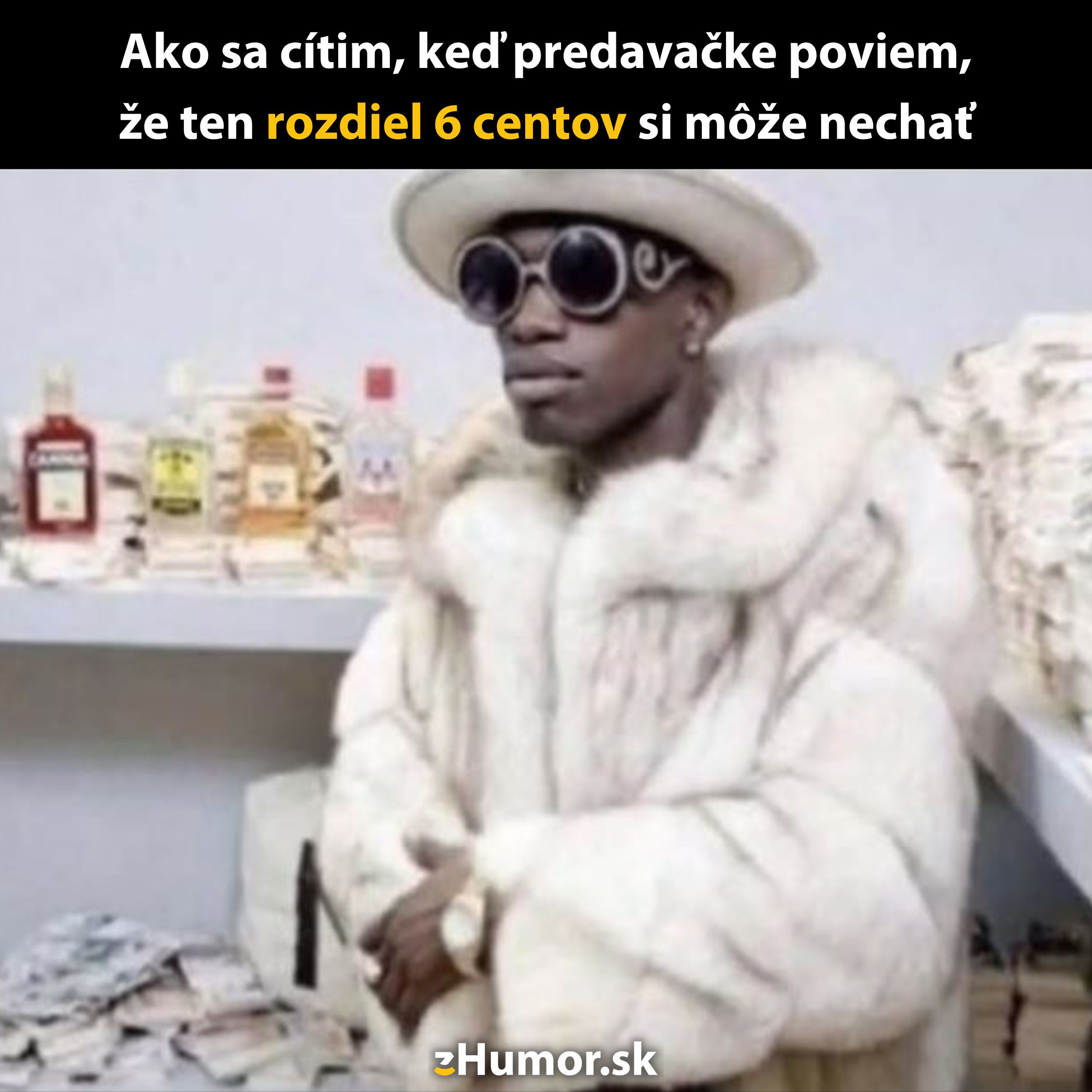 Muž v luxusnom kabáte s okuliarmi stojí pri fľašiach alkoholu a peniazoch, cíti sa bohatý pri ušetrení 6 centov.