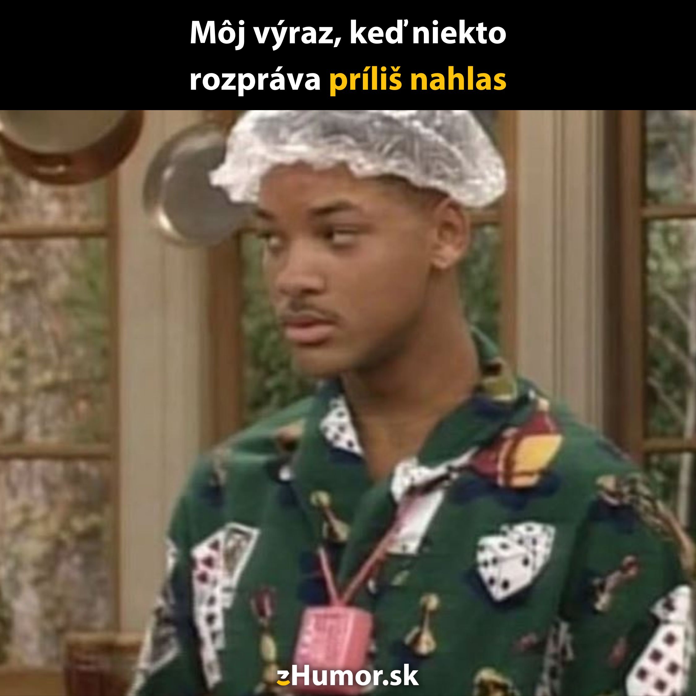 Osoba s vtipným výrazom a sprchovacou čiapkou v pestrofarebnom oblečení s vtipným textom v hornom paneli.