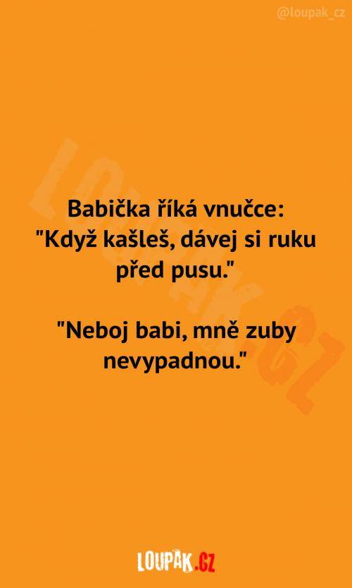 Babka radí vnučke, aby si pri kašli dala ruku pred ústa, ale vnučka odpovedá, že sa o zuby nebojí.