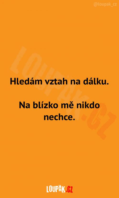 Textový vtip v češtine o hľadaní vzťahu na diaľku, keďže nikto nechce osobné stretnutie.