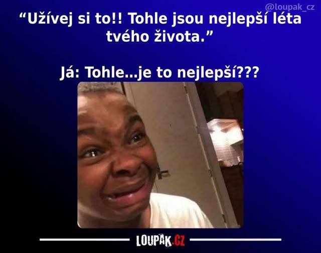 Osoba s prekvapeným výrazom reaguje na tvrdenie, že súčasný čas je najlepším obdobím ich života.