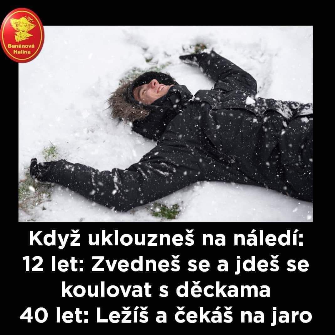 Osoba leží na snehu, smeje sa a užíva si zimu. Text vyjadruje kontrast medzi detstvom a dospelosťou.