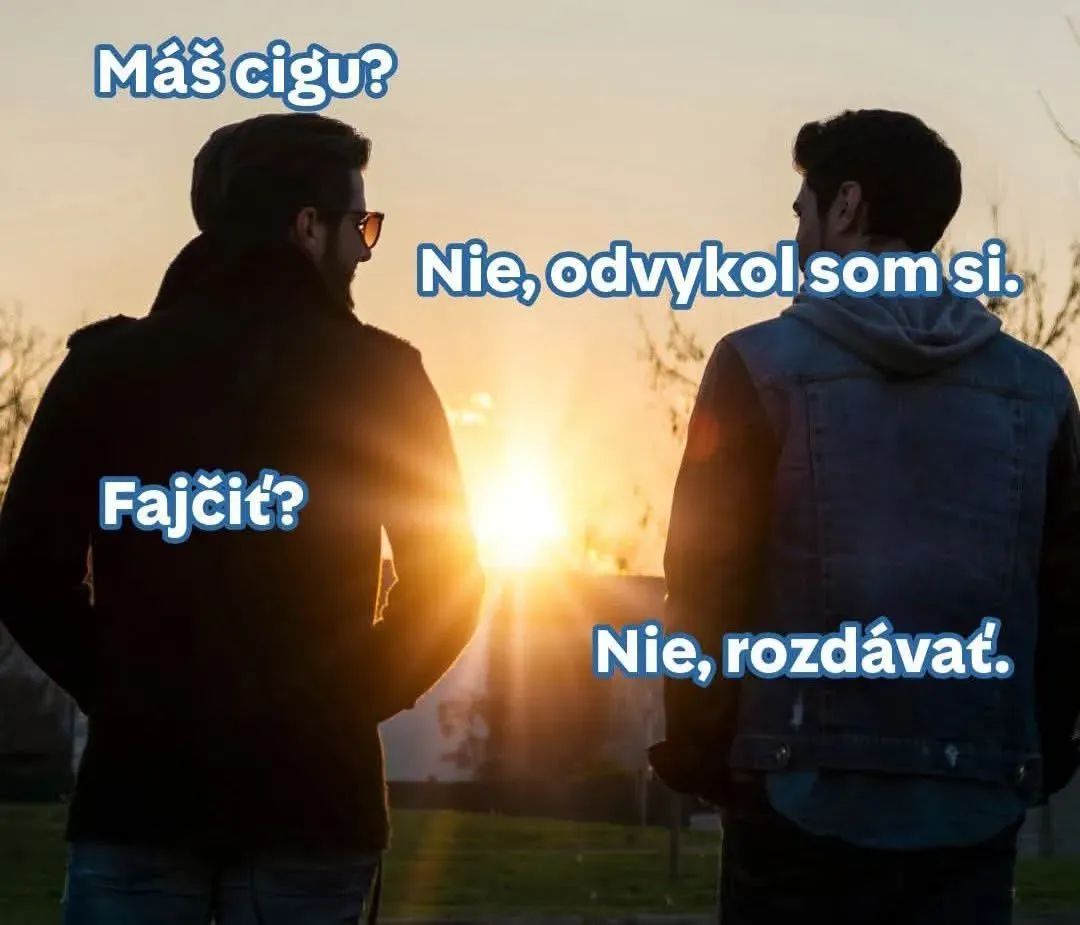 Dvom mužom sa za súmraku vtipne konverzuje o cigaretách v parku.