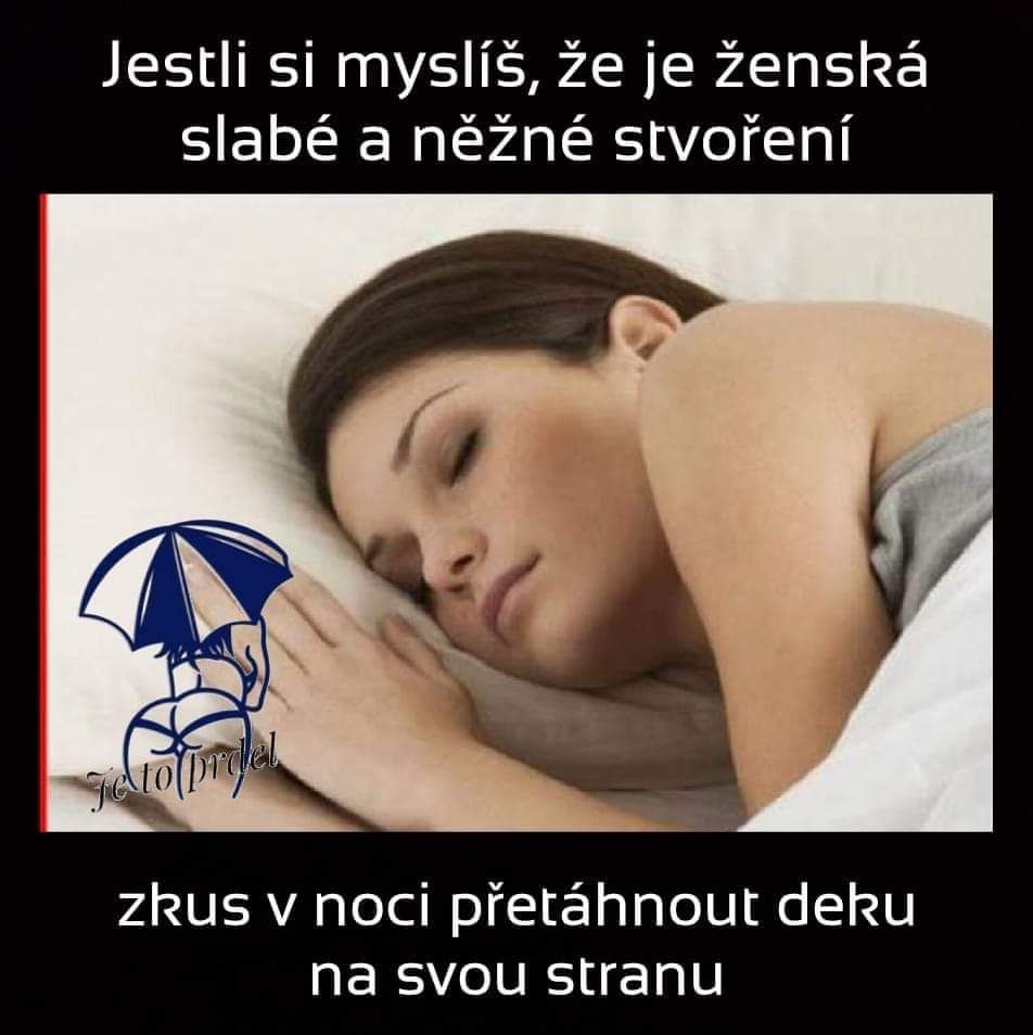 Žena spí na boku s textom o sile žien. Zábavný odkaz na ťahanie deky počas spánku.