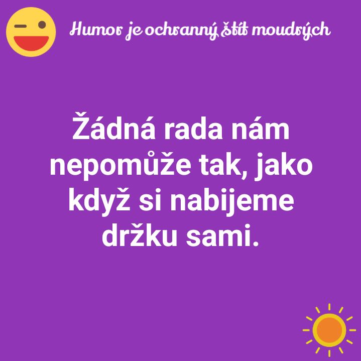 Vtipný citát o poučení z vlastných skúseností s fialovým pozadím.