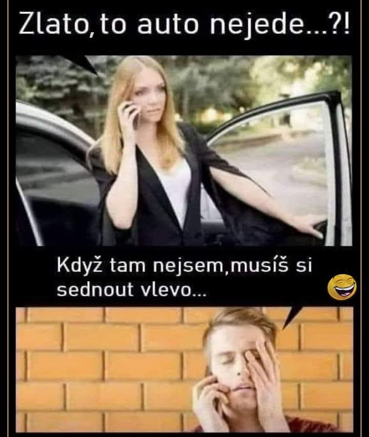 Žena bezradne volá z auta, muž s úsmevom vysvetľuje, že má sedieť za volantom.