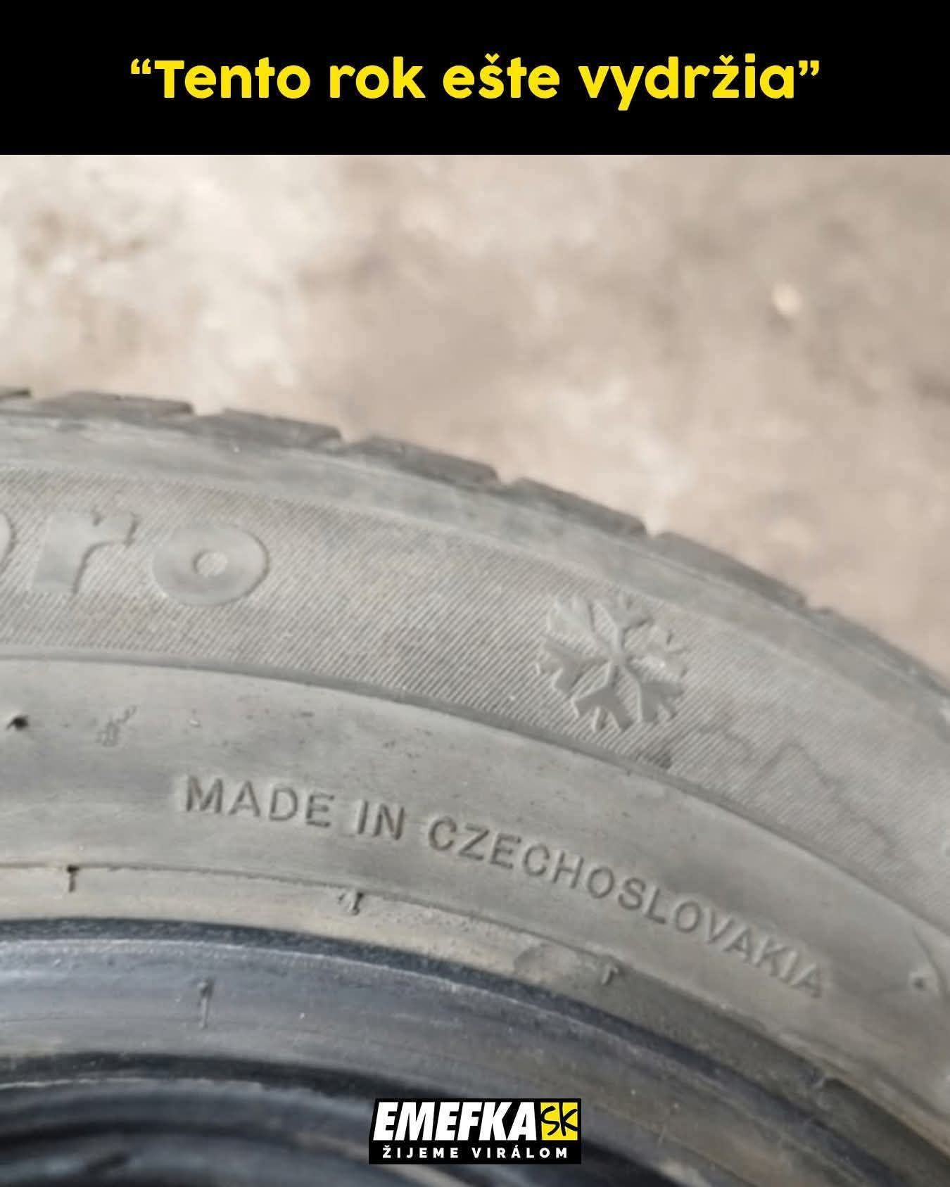 Staré pneumatiky s nápisom Made in Czechoslovakia a textom: Tento rok ešte vydržia.