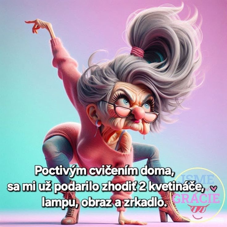 Staršia žena cvičí doma s humorným výrazom, oblečená v ružovom svetri s veľkými okuliarmi a šedými vlasmi.