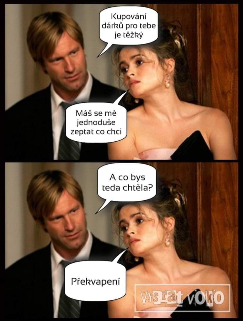 Dvojica diskutuje o výbere daru, žena odpovedá záhadne, že chce prekvapenie.