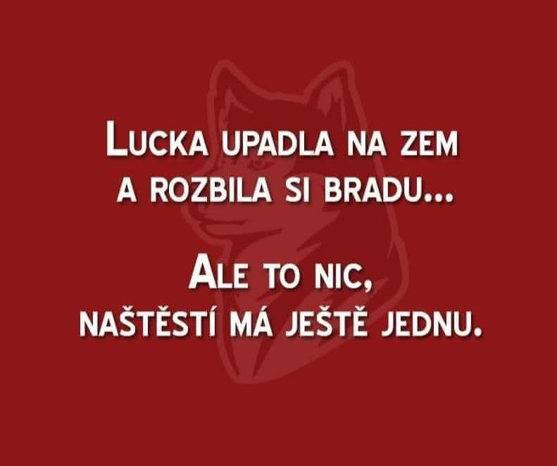 Tento obrázok obsahuje vtipný text o dievčati, ktoré má po páde zlomenú bradu, ale našťastie má druhú.