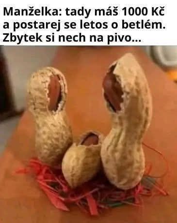 Vtipná scéna: arašidy zobrazujúce betlehem na humorné znázornenie sporivosti pri vianočnej výzdobe.