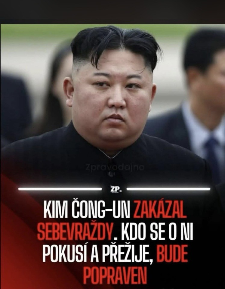 Osoba na verejnej udalosti s textom zakazujúcim určité konanie. Obrázok pôsobí prísným dojmom.