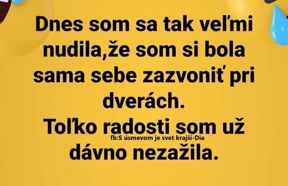 Žlté pozadie s citátom o radosti z nudy; smiech pri vlastnom zvonení na dverách.