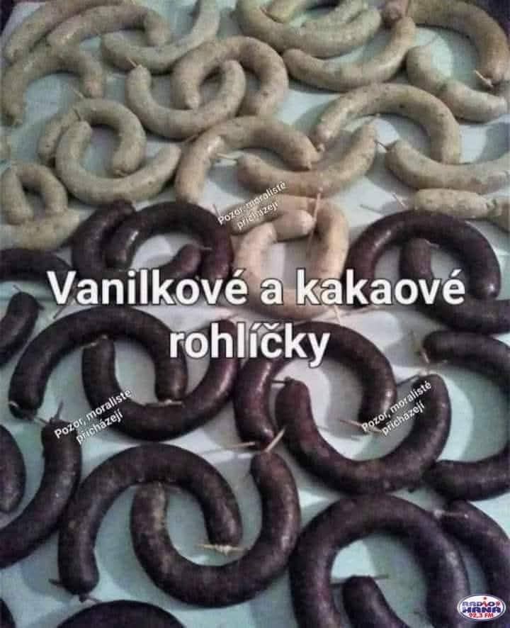 Vanilkové a kakaové rohlíčky zobrazené vtipným spôsobom pripomínajú klobásy s nápisom „Pozor: moralisté přicházejí“.