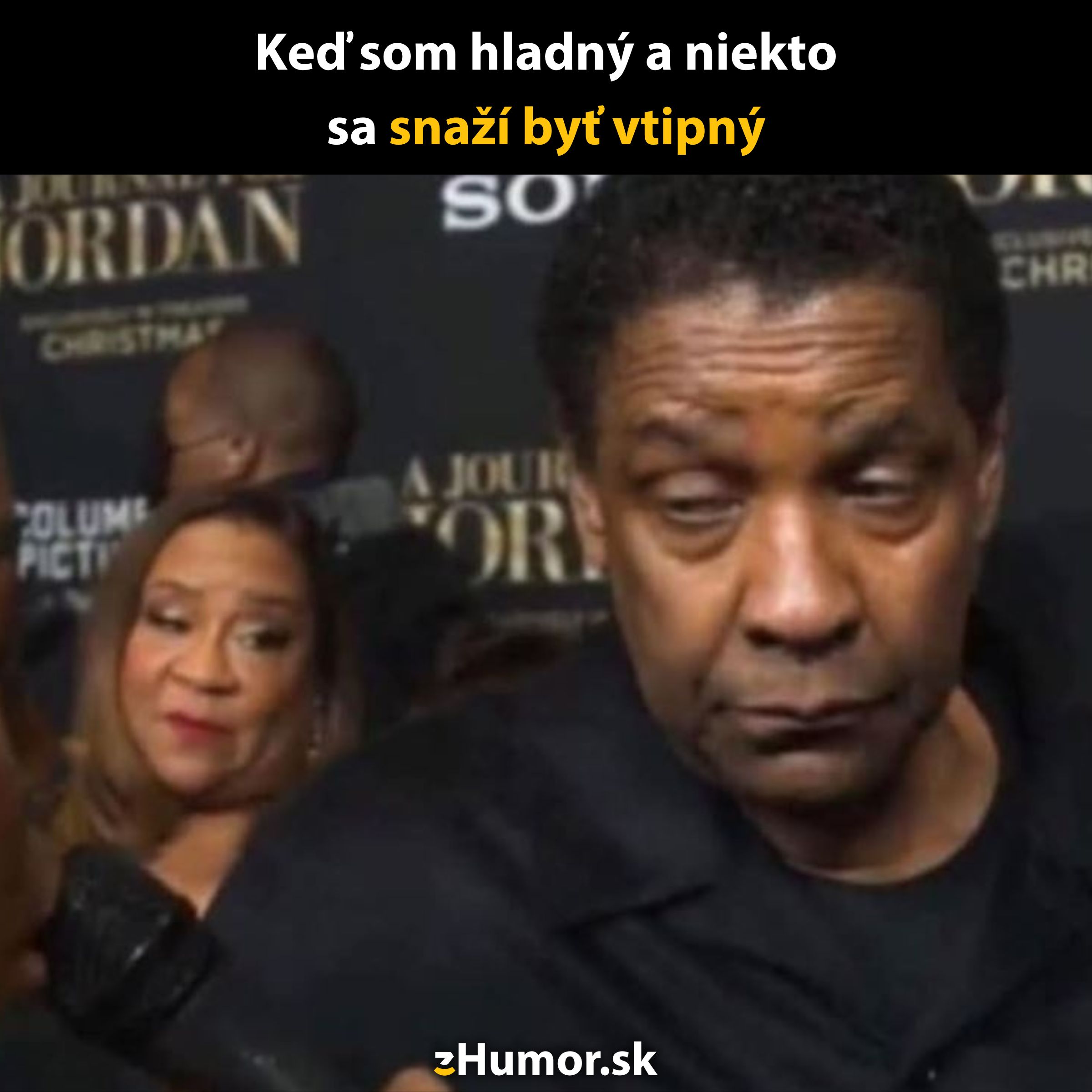 Osoba s nevrlým výrazom na udalosti, v popredí s textom Keď som hladný a niekto sa snaží byť vtipný.