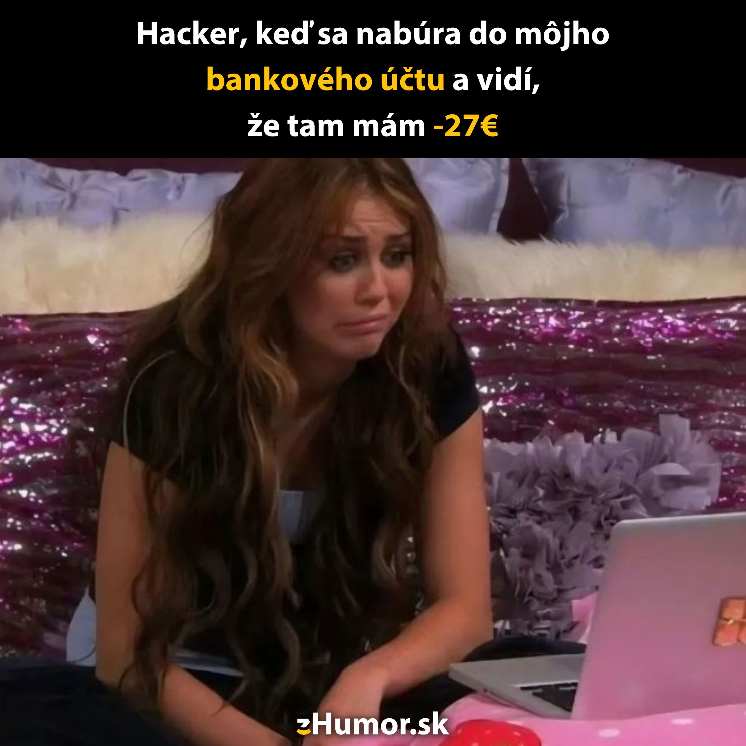 Žena sedí na posteli a zdesene sa pozerá na laptop, keď uvidí záporný zostatok na bankovom účte.