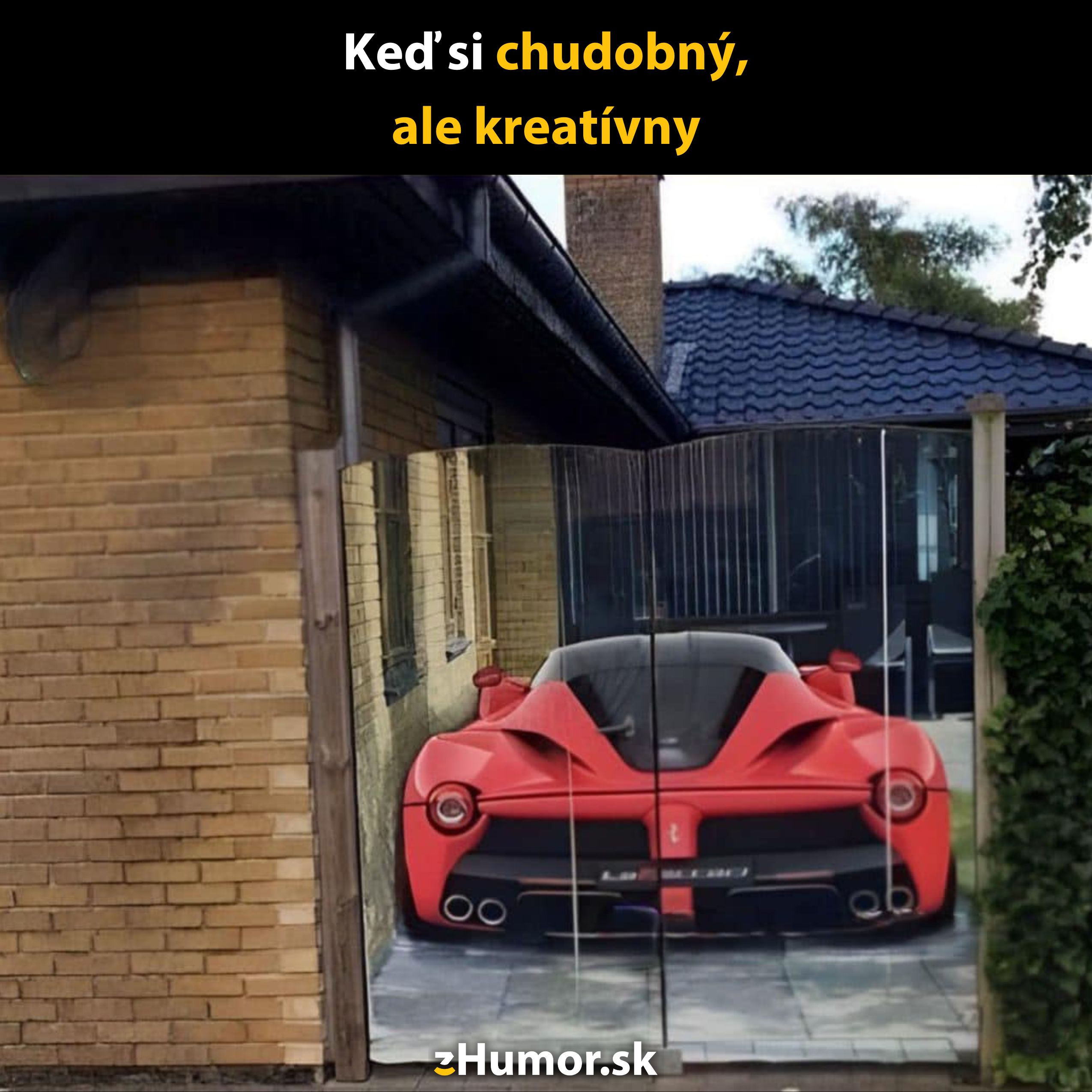 Ilúzia superšportu na plote pri dome s nápisom Keď si chudobný, ale kreatívny.
