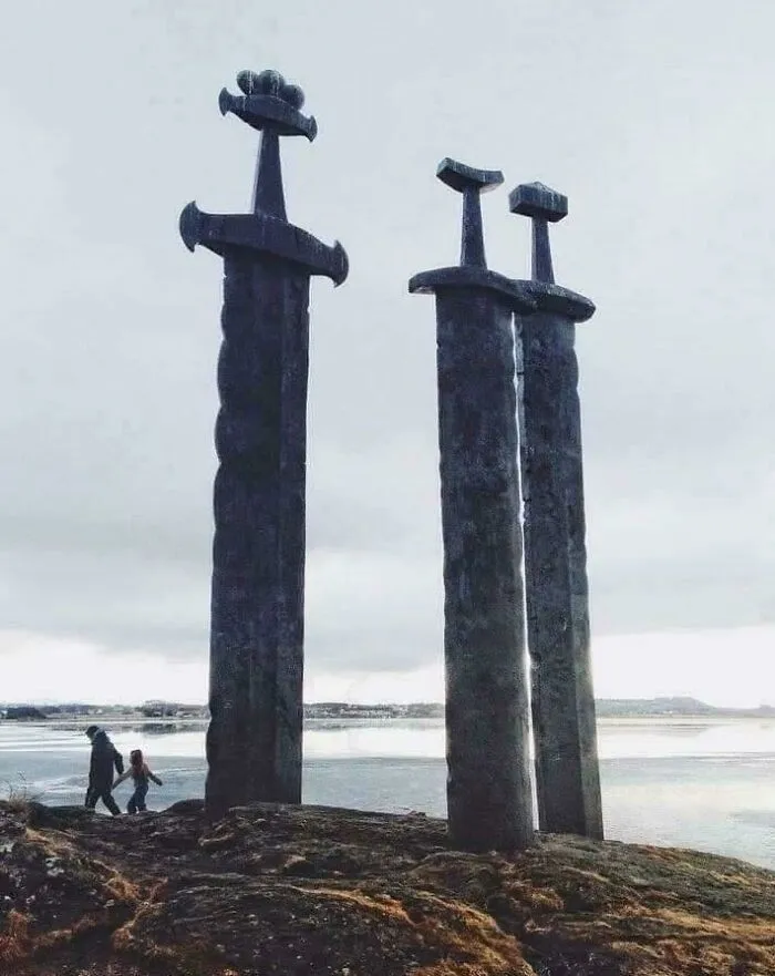 Tri monumentálne meče v kameňoch na pobreží symbolizujúce mier a jedinečnú históriu.