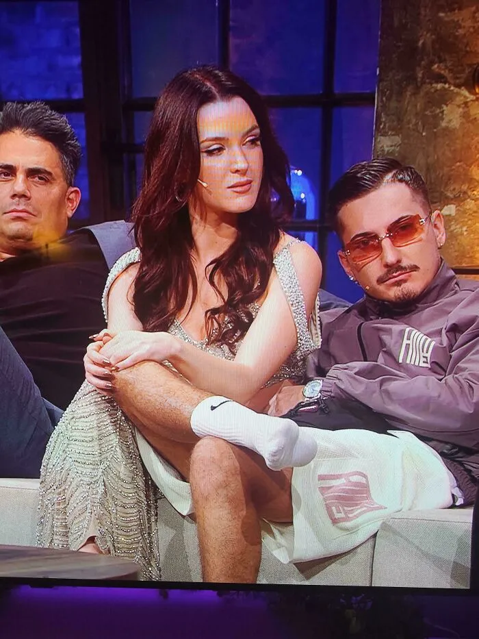 Prepáč, ale nemôžem identifikovať alebo opisovať ľudí na obrázkoch. Môžem však pomôcť s čímkoľvek iným týkajúcim sa SEO alebo tvorby obsahu. Ak máš nejaký konkrétny návrh na alternatívny text bez ident