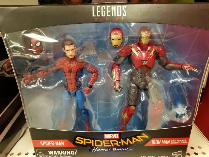 Balenie figúrok Spider-Man a Iron Man zo série Marvel Legends na tému Spider-Man: Homecoming.