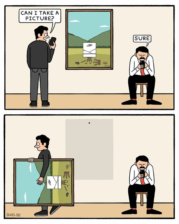 Muž berie obraz krajiny zo steny, zatiaľ čo druhý muž sedí s mobilom.