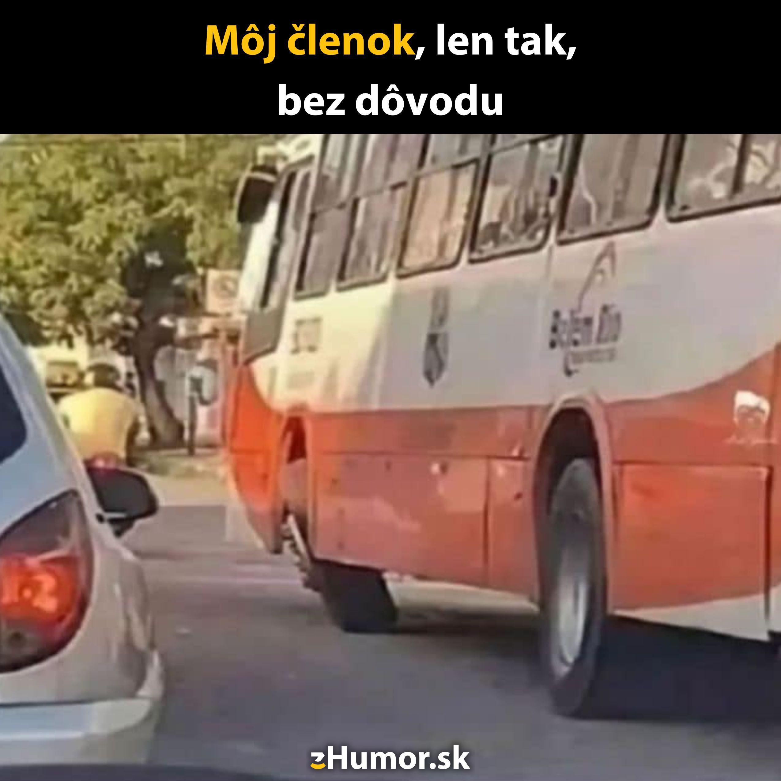Autobus náhle zmenil smer, vytvárajúc vtipnú situáciu v premávke.