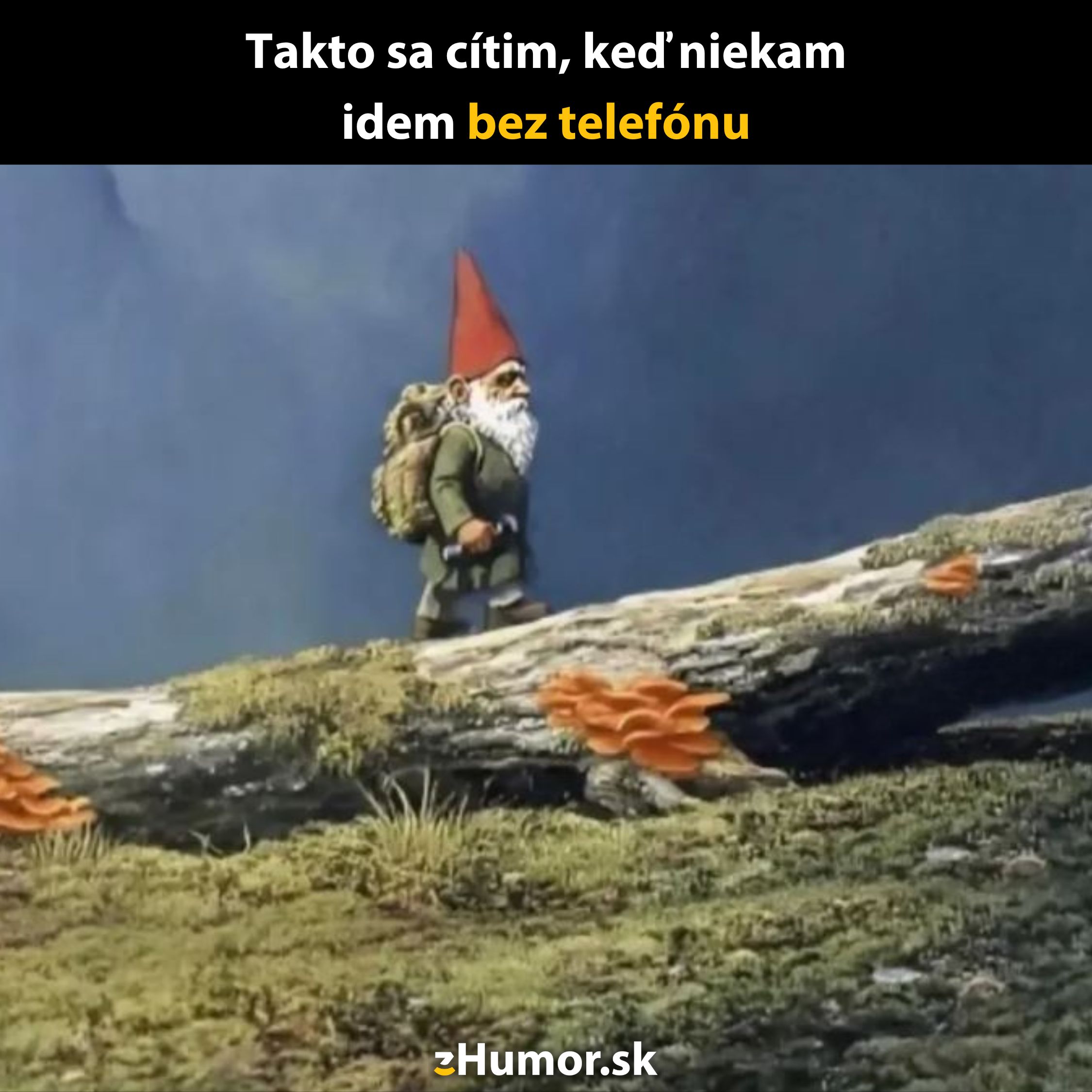 Gnom s batohom kráča po lese, symbolizujúc pocit odpojenosti bez telefónu v prírode.