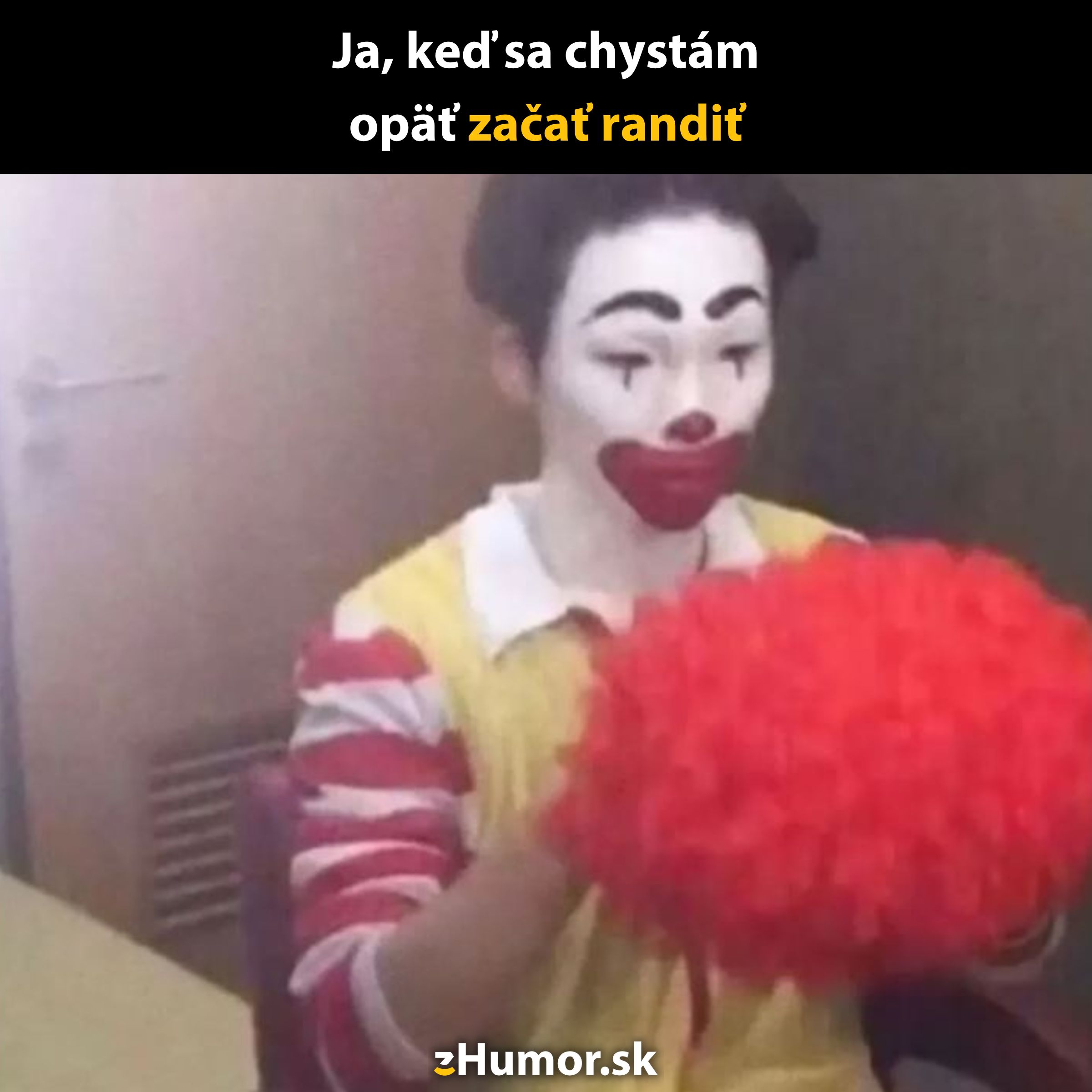 Klaun pripravujúci červenú parochňu, text: Ja, keď sa chystám opäť začať randiť.