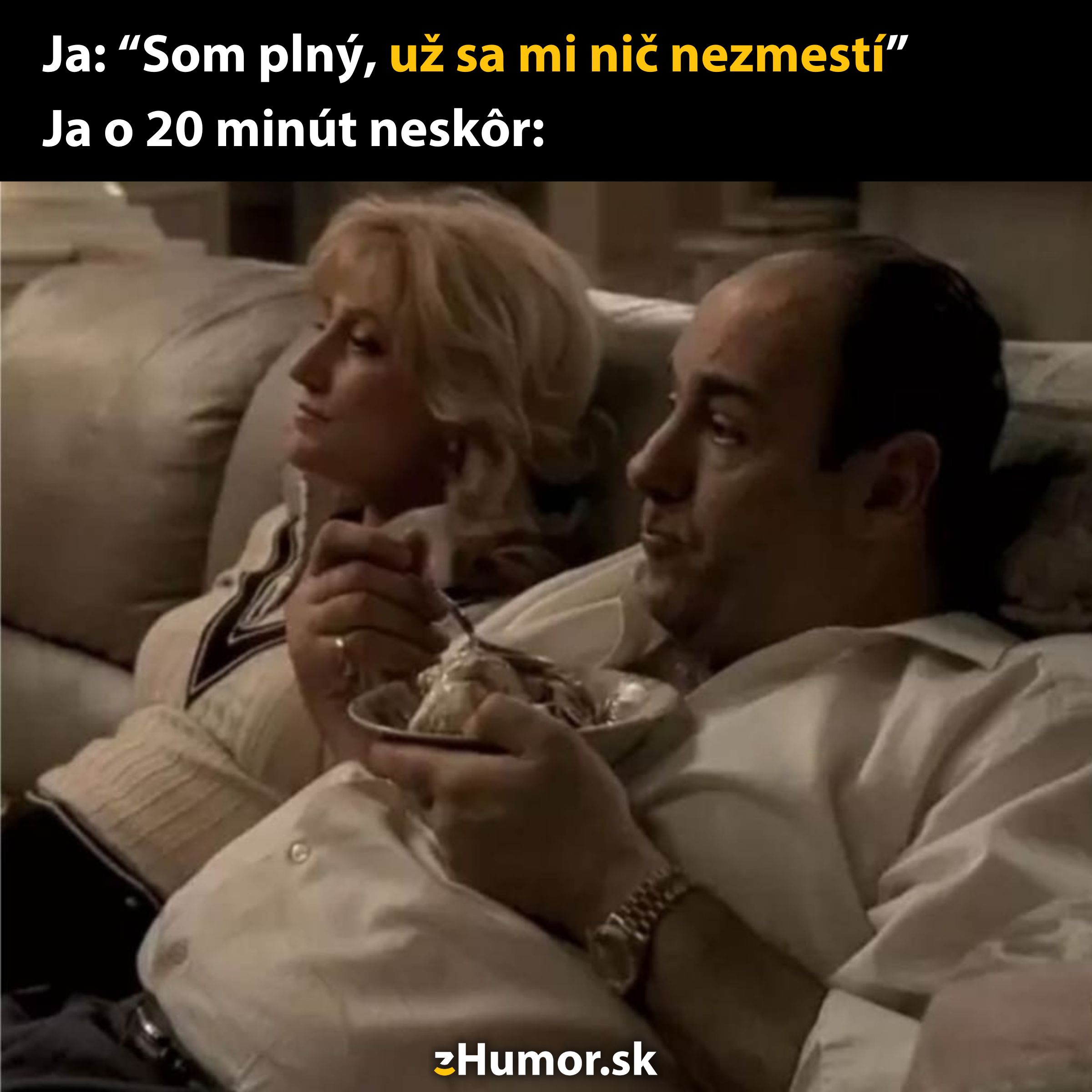 Muž sedí na gauči s miskou jedla, vychutnávajúc si dezert po vyhlásení, že je príliš plný.