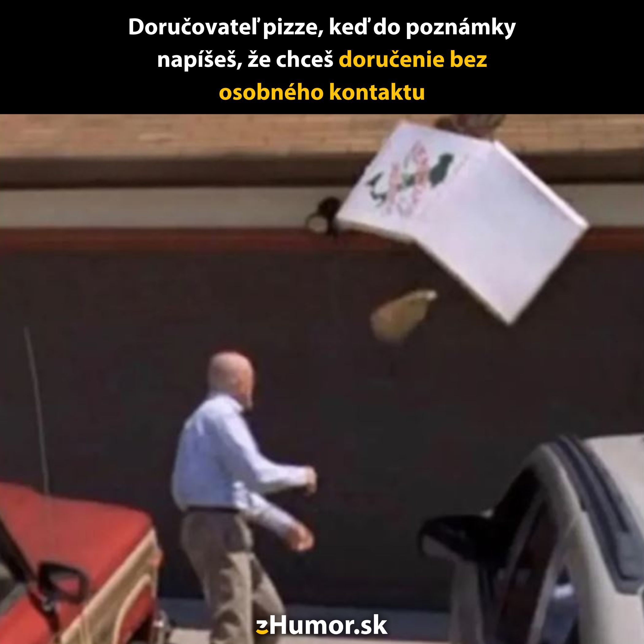 Muž hádže krabicu s pizzou z auta, keď si zákazník želá doručenie bez osobného kontaktu.