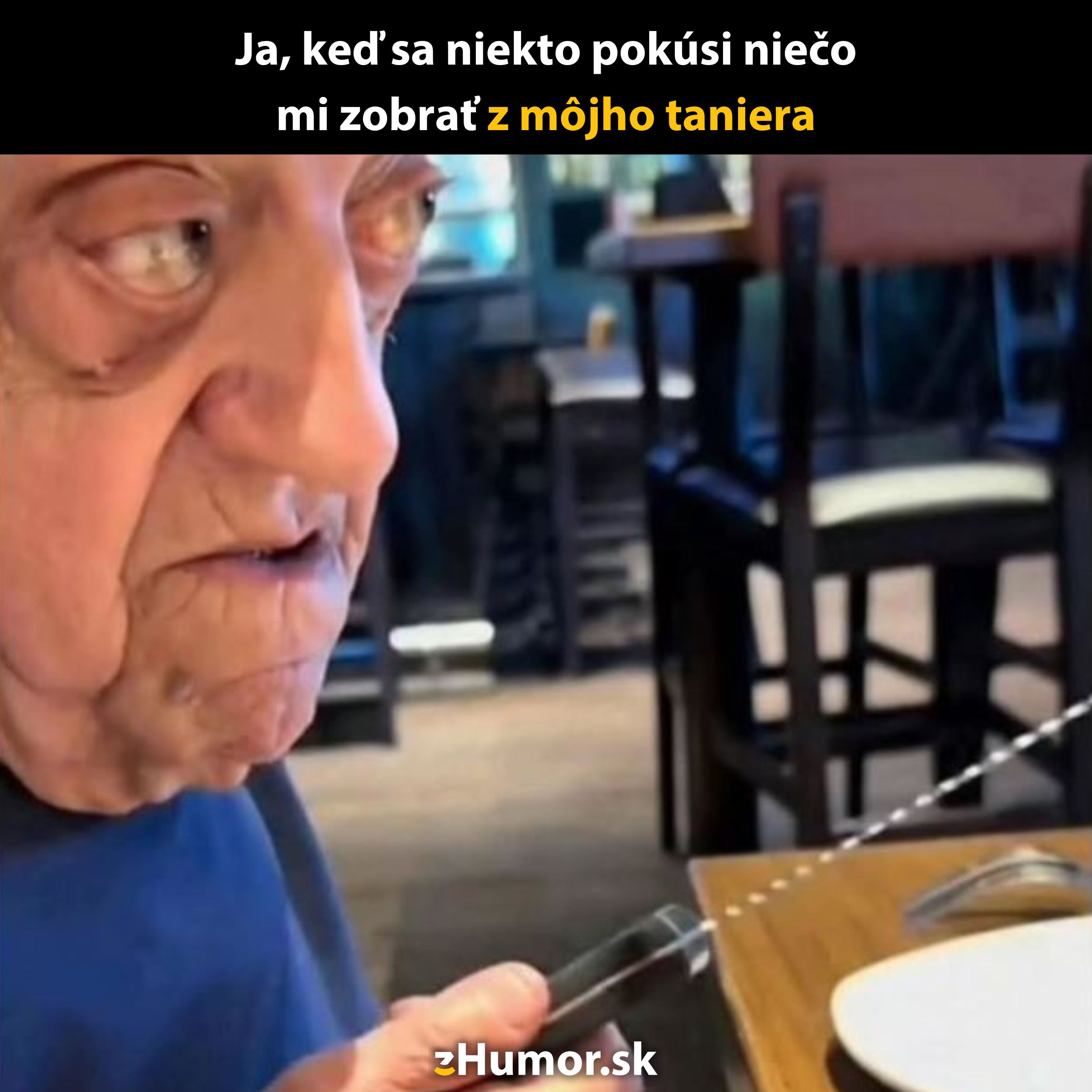 Osoba s vážnym výrazom smeruje svetlo na tanier v reštaurácii, chráni jedlo pred ostatnými.